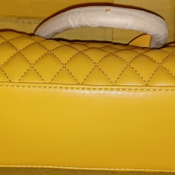 Luxury designer crosstitch soft pink leather dr bag with crossbody strap. - Picture 3 of 6